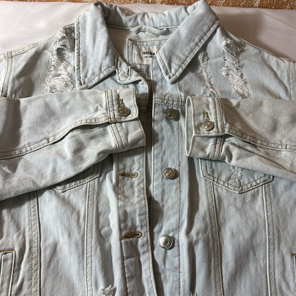 Forever 21 Denim Jacket Distressed Lightweight Trucker Jacket Blue Size Small - Picture 10 of 16